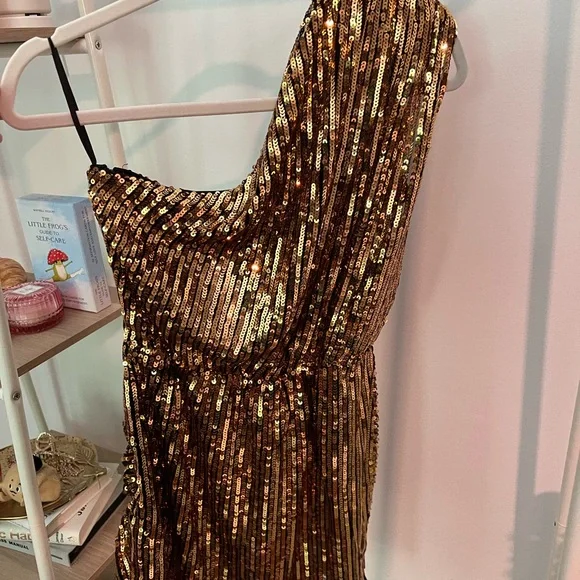 Gold Sequin One-Shoulder Dress - Picture 4 of 4